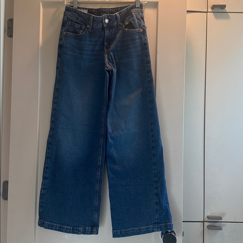 GAP Low Rise Stride Denim Jeans Women’s Size 27, 4 R. Like new condition.